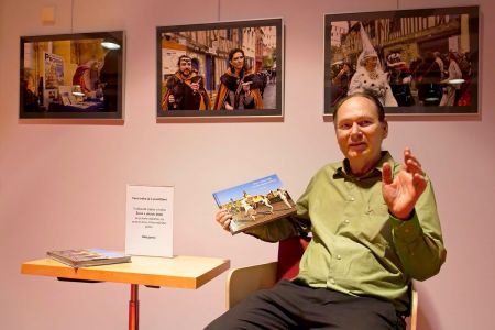 _HSF2109v2 obr 2 PC s knihou.jpg